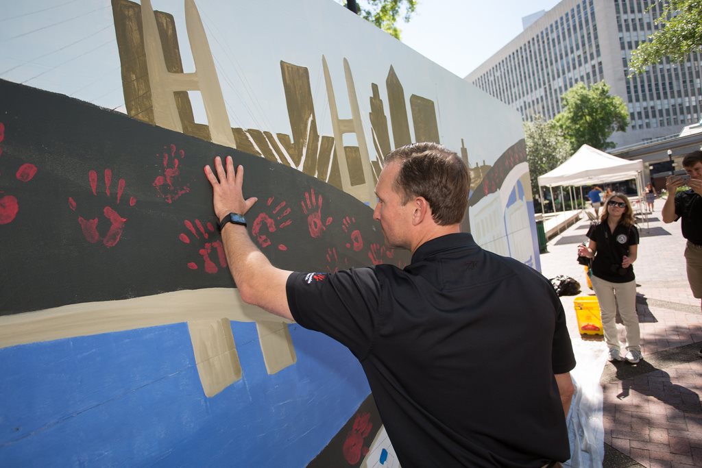Mayor Curry putting his stamp on the mural at the Jax Youth Improvement Movement on April 1, 2017.