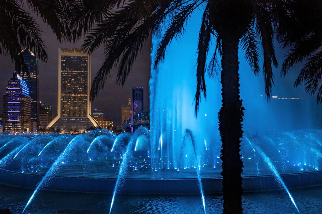 Friendship Fountain lit up at night