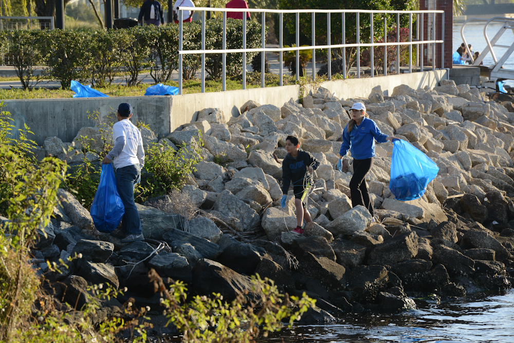 citizens participating in st. johns river cleanup