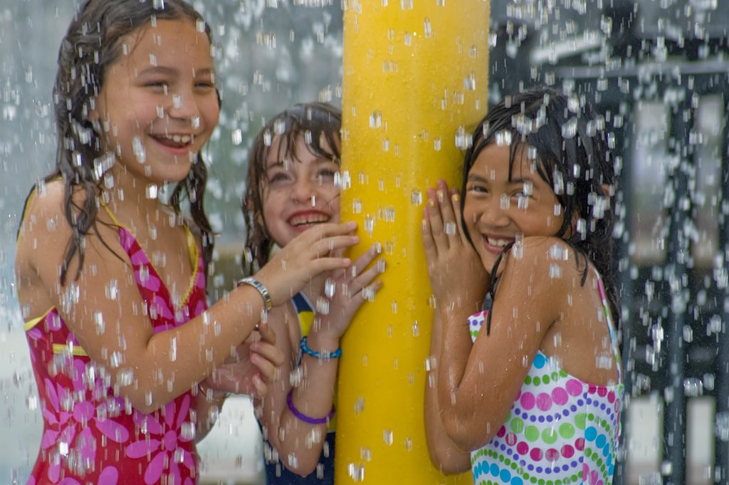 young children playing in splash park at jaxparks summer camp