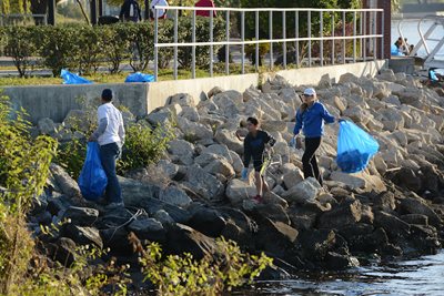 Citizens cleaning up along the Northbank Riverwalk