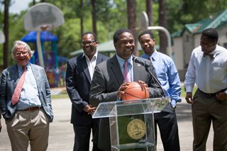 Mayor Brown announcing a new urban parks initiative on June 2, 2014 at Woodstock Park