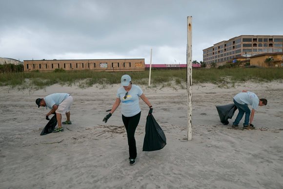 Volunteers cleaning up Jacksonville Beach during the 2015 Florida Coastal Cleanup